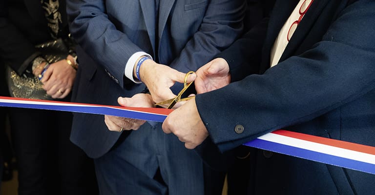 Ruban coupé lors d'une inauguration par des élus